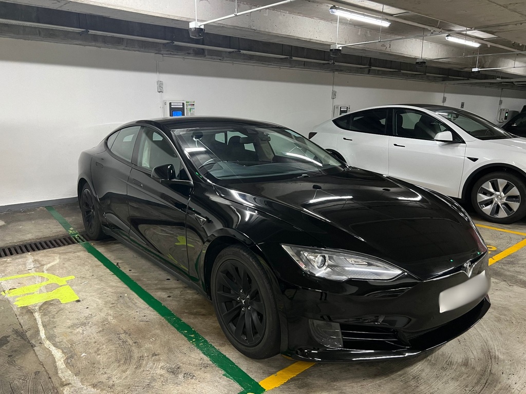 Tesla Model S 90 in Black